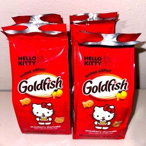 Set of 4 NEW LIMITED EDITION HELLO KITTY cookies goldfish!